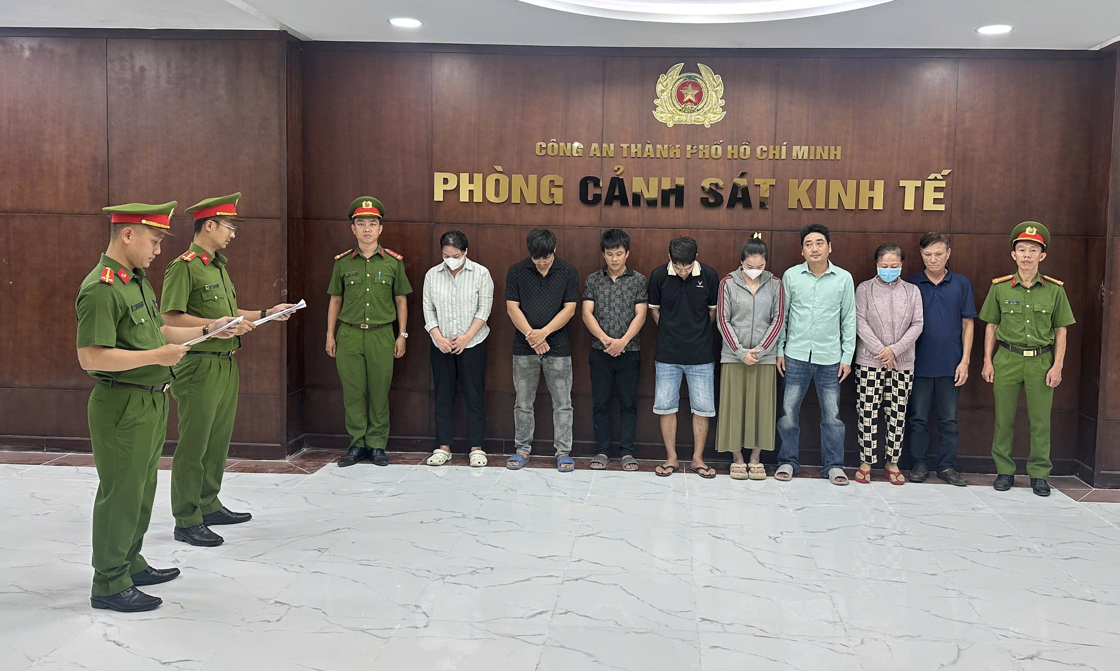 Công an TPHCM đột kích hàng loạt 'xưởng' phù phép thịt heo thành thịt đà điểu, dê, nai, nhím